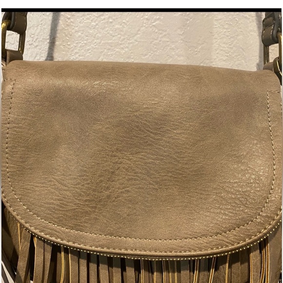 Aldo crossbody/shoulder fringe bag! Taupe Crossbody with Fringe and Keychain. - Picture 5 of 10